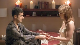 Rashid und Marion halten sich an den Händen
