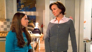 Ratlosigkeit bei Anna (Irene Fischer, rechts) und Sarah (Julia Stark): Hans ist tatsächlich ausgezogen und kommt nur noch tagsüber vorbei, um den Haushalt zu machen.