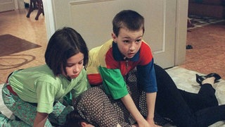 Ratlosigkeit bei Sarah (Julia Stark, li) und Tom (Johannes Scheit): Anna (Irene Fischer) ist nach einem Schwächeanfall zusammengebrochen.