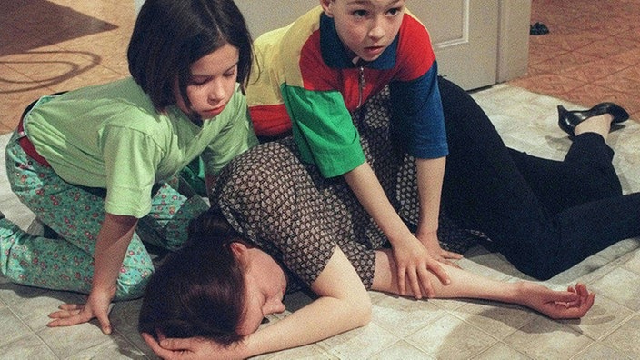 Ratlosigkeit bei Sarah (Julia Stark, li) und Tom (Johannes Scheit): Anna (Irene Fischer) ist nach einem Schwächeanfall zusammengebrochen.