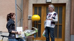 Reinräumen, rausräumen, herumtragen: "Käthe" (Claus Vinçon) ist überrascht, wie viele Menschen derzeit in der Lindenstraße umziehen (links: Cosima Viola)