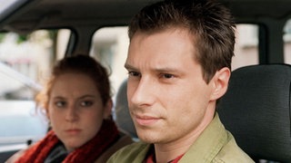 Reise ins Ungewisse: Iffi (Rebecca Siemoneit-Barum) und Heiko (Tilmar Kuhn) fahren nach Bautzen, um dort Heikos Vater Rudi zu treffen.