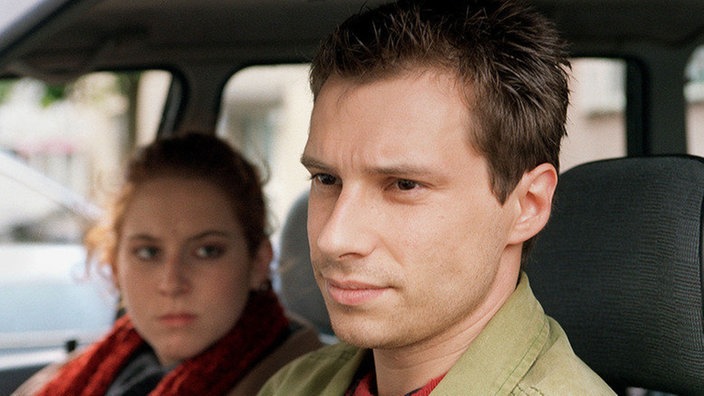 Reise ins Ungewisse: Iffi (Rebecca Siemoneit-Barum) und Heiko (Tilmar Kuhn) fahren nach Bautzen, um dort Heikos Vater Rudi zu treffen.