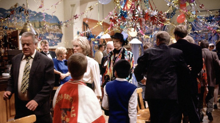 Reise nach Jerusalem: Die traditionelle Silvesterfeier soll diesmal eine richtige Werbeveranstaltung werden, um die drohende Schließung des Lokals abzuwenden (v.l.: Wolfgang Grönebaum, Sybille Waury, Dagmar Hessenland, u.a.).