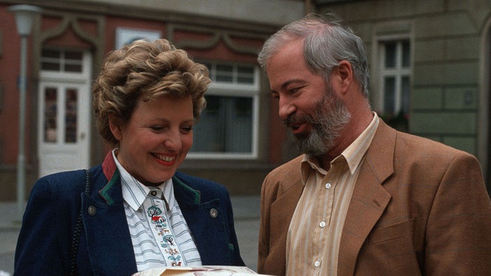 'Reisebüroler' Erich Schiller (Bill Mockridge) wird Helga (Marie-Luise Marjan) immer sympathischer.