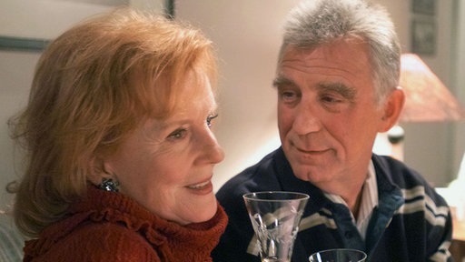 Reizender Anblick: Bruno (Heinz Marecek) schmilzt im Beisein Isoldes (Marianne Rogée) förmlich dahin.