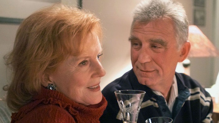 Reizender Anblick: Bruno (Heinz Marecek) schmilzt im Beisein Isoldes (Marianne Rogée) förmlich dahin.