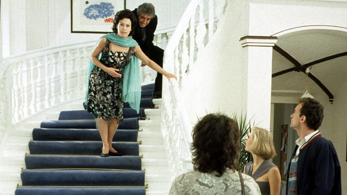 Rekonstruktion : Dominique (Brigitte Annessy, vorne) erlebt den tödlichen Unfall ihrer Mutter erneut. Tanja (Sybille Waury, 2.v.r.) und Matthias (Manfred Schwabe, rechts) beobachten die Schauspielerin auf der Treppe.