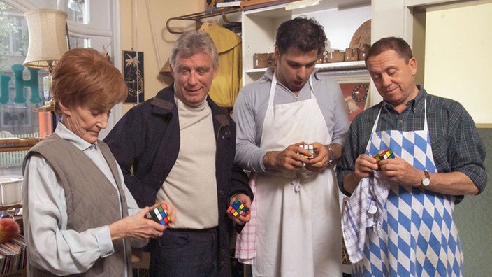 Reminiszenz an die 80-er Jahre: Rosi (Margret van Munster) verkauft auf Anraten von Bruno (Heinz Marecek, 2.v.l.) neuerdings Zauberwürfel. Murat (Erkan Gündüz, 2.v.r.) und Olaf (Franz Rampelmann) sind sofort Feuer und Flamme.