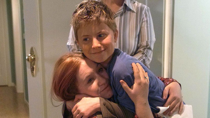Riesenfreude bei Iffi (Rebecca Siemoneit-Barum, links) und Gabi (Andrea Spatzek): Nico (Marcus Venghaus) ist wieder da!