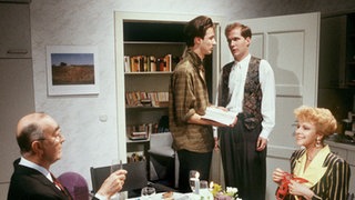 Robert ist von der kleinen Feier ihm zu Ehren gar nicht angetan.(v.l.: Ludwig Haas, Martin Armknecht, Georg Uecker und Dagmar Hessenland)