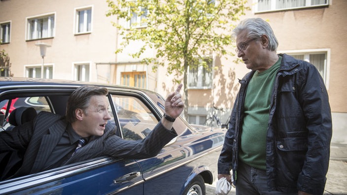 Robert redet aus seinem Auto heraus mit Andy