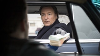 Robert übergibt Geld