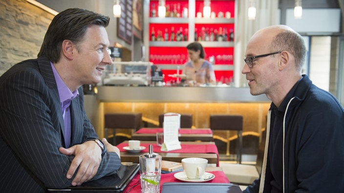 Robert und Philipp reden im "Café George"