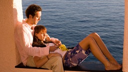 Roberto und Jack sitzen am Meer
