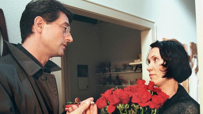 Rosen für die Dame: Einmal mehr versucht Paolo (Sigo Lorfeo) bei Urszula (Anna Nowak) um gut Wetter zu bitten.