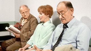 Rosi hat Hubert überredet, endlich zum Arzt zu gehen. (V.l.: Martin Rickelt, Margret van Munster und Robert Zimmerling)