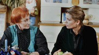 Rosi Koch (Margret van Munster, links) möchte noch bleiben, aber Gabi (Andrea Spatzek) hat bereits Rosis Koffer gepackt und eine Zugverbindung rausgesucht.