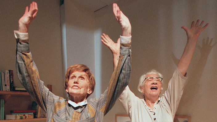 Rosi Koch (Margret van Munster, links) und Frau Birkhahn (Hanna Burgwitz) sind Opfer der Hasch-Plätzchen geworden - und starten zu neuen Höhenflügen.