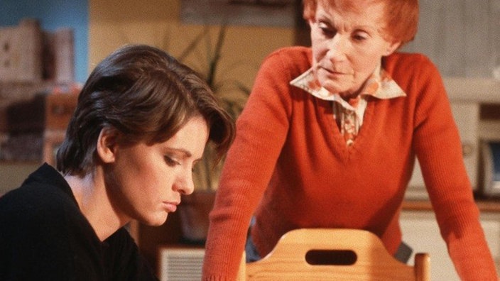 Rosi Koch (Margret van Munster, rechts) und Gabi (Andrea Spatzek) haben Streit.