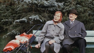 Rosi Koch (Margret von Munster) hütet Mäxchen und Sarah.