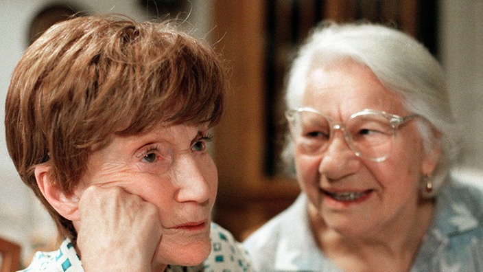 Rosi (Magret van Munster, links) und Frau Birkhahn (Hanna Burgwitz) besprechen sich.