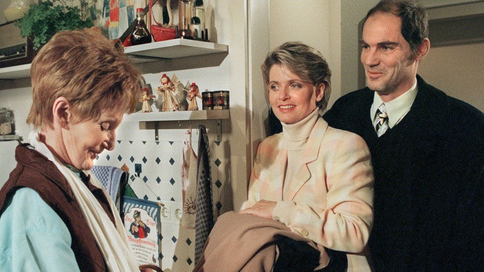 Rosi (Margret van Munster, li) ist gerührt: Phil (Marcus Off) schlägt vor, ihr auf Dauer die Miete zu erlassen. Gabi (Andrea Spatzek) ist stolz auf ihren Freund.