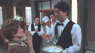 Rosi (Margret van Munster) liest Paolo (Sigo Lorfeo) die Leviten.