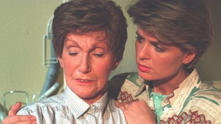 Rosi (Margret van Munster, links) macht sich große Sorgen um Hubertchen. Gabi (Andrea Spatezek) versucht sie zu beruhigen.