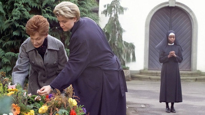 Rosi (Margret van Munster, links) und Gabi (Andrea Spatzek) besuchen das Grab von Frau Birkhahn.