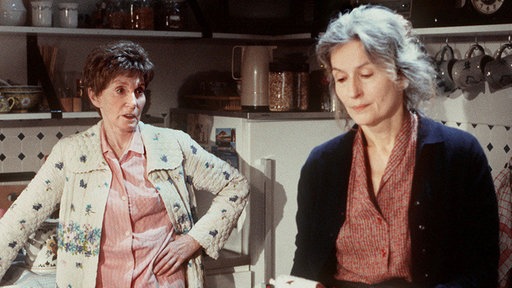 Rosi (Margret van Munster, links) und Wanda (Maria Wachowiak) haben kein gutes Wort für einander.
