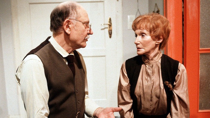 Rosi (Margret van Munster) möchte, dass Hubert (Robert Zimmerling) mit Gung und Urszula über Verhütung redet.