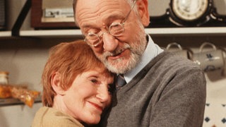 Rosi (Margret van Munster) und Hubert (Robert Zimmerling) stellen mal wieder fest, dass Liebe in jedem Alter schön sein kann.
