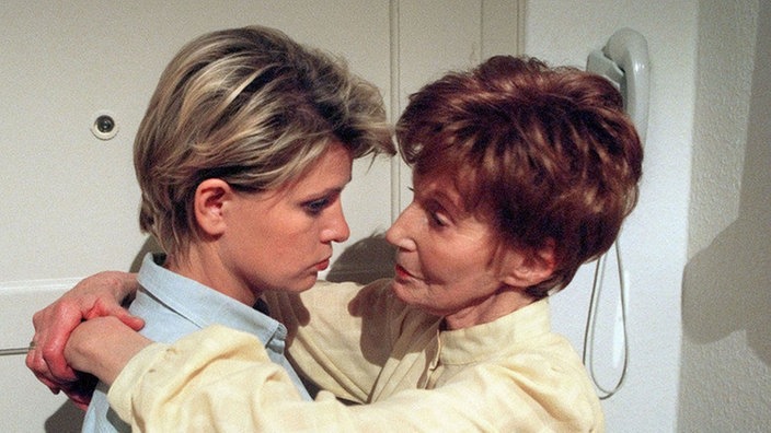 Rosi (Margret van Munster) versucht, ihre Tochter Gabi (Andrea Spatzek) seelisch aufzurichten.