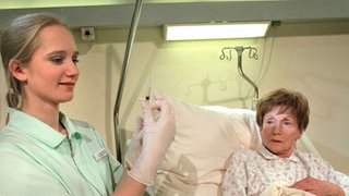 Rosis (Margret van Munster, rechts) Heilungsprozess bekommt einen herben Rückschlag: Ausgerechnet Lisa (Sontje Peplow) soll sie betreuen.