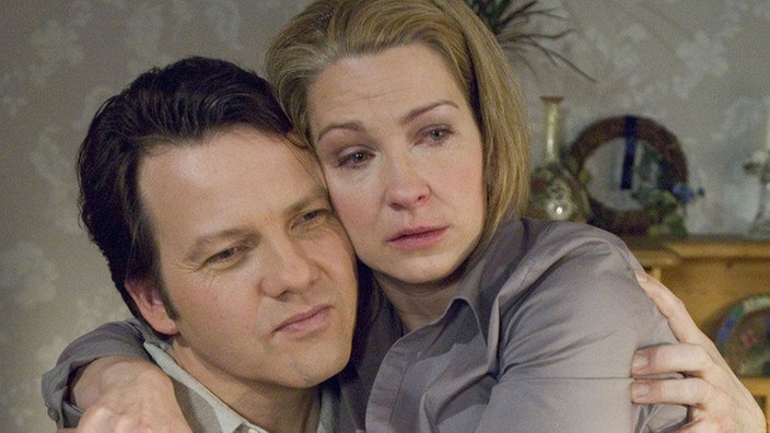 Ruhe nach dem Sturm: Die Zenkers sind gegangen und Jimi (Christian Rudolf) gesteht Maria (Tanja Frehse) seine Liebe.