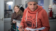 Sabine befragt Enzo in der Werkstatt