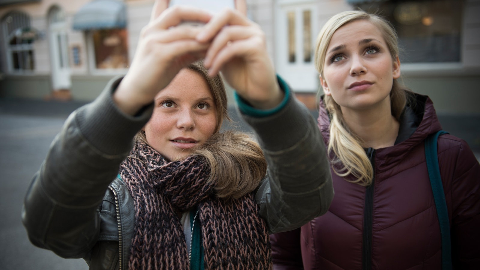 Sabine und Lea fotografieren etwas auf der Straße