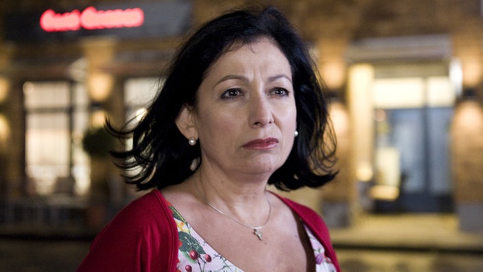 Sabrina blickt schockiert auf die nächtliche Lindenstraße