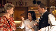 Sabrina, Gabi und Olaf stehen im "Café Bayer"