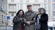 Sabrina, Hilde und Hajo stehen auf der Lindenstraße