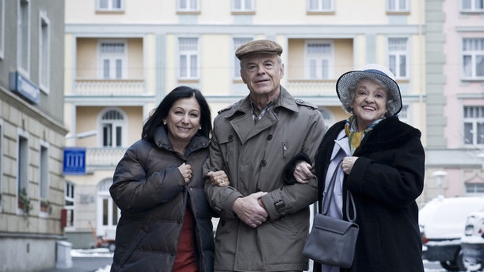 Sabrina, Hilde und Hajo stehen auf der Lindenstraße