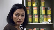 Sabrina steht im Lager des "Alimentari"