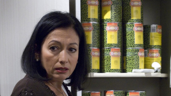 Sabrina steht im Lager des "Alimentari"