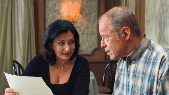 Sabrina (Susanna Capurso) gibt dem schüchternen Hajo (Knut Hinz) Tipps in Sachen Liebe.