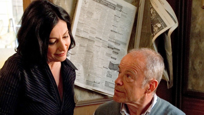 Sabrina (Susanna Capurso) schlägt Hajo (Knut Hinz) vor, per Kontaktanzeige nach einer neuen Partnerin zu suchen.