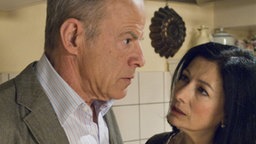 Sabrina (Susanna Capurso) und Hajo (Knut Hinz) müssen der Wahrheit ins Auge schauen: Hilde ist offensichtlich verwirrt.