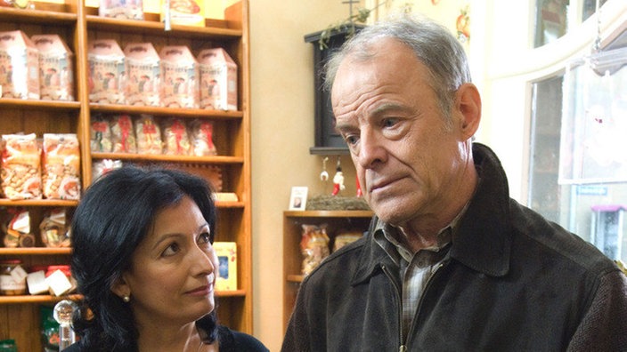 Sabrina (Susanna Capurso) und Hajo (Knut Hinz) sorgen sich um Hilde. Die ist seit der Diskussion über ihren möglichen Auszug spurlos verschwunden.