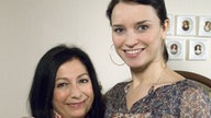 Sabrina und Angelina umarmen sich