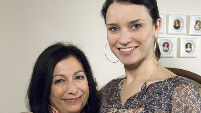 Sabrina und Angelina umarmen sich